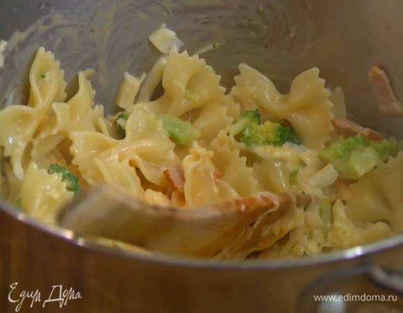 К макаронам с брокколи влить тыкву с беконом, перемешать, затем добавить натертую моцареллу, все еще раз перемешать и выложить в жаропрочную керамическую форму.