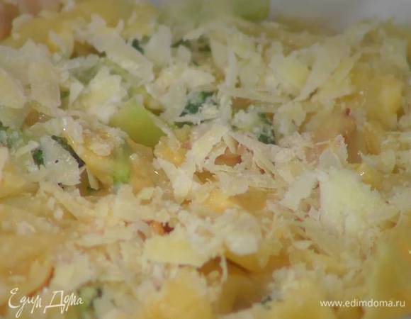 Твердый сыр натереть на крупной терке, посыпать макароны и запекать в разогретой духовке 15‒20 минут.