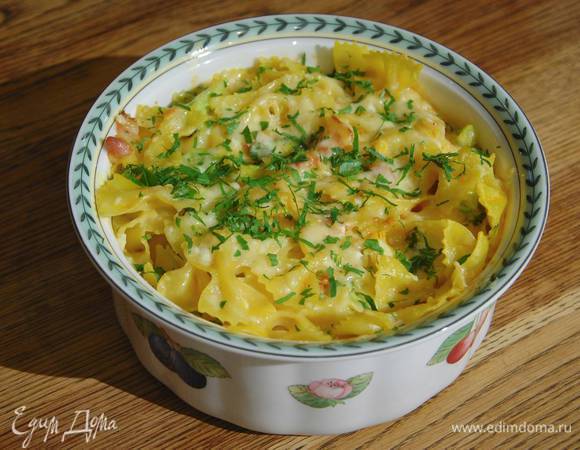 Петрушку мелко порубить и посыпать запеченные макароны.
