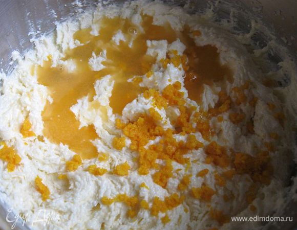 Натереть цедру 1 апельсина, выжать 50 г сока. Добавить к полученной массе сок и цедру апельсина. Взбить.