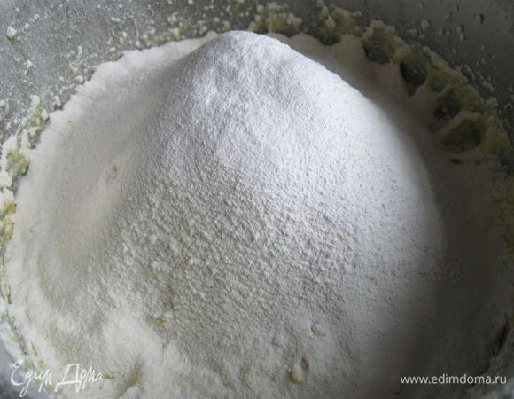 Просеять в смесь муку с разрыхлителем, добавить соль, перемешать.