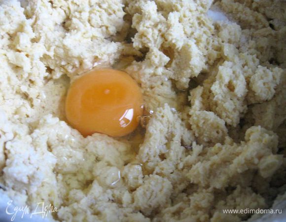 Добавить 1 яйцо, взбить. 