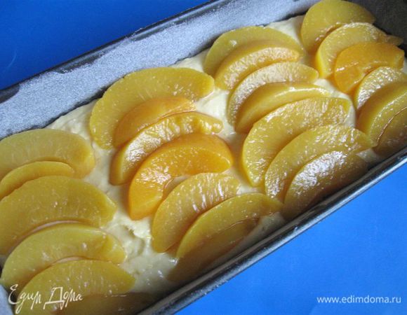 Положить персики сверху теста. Посыпать орехами.