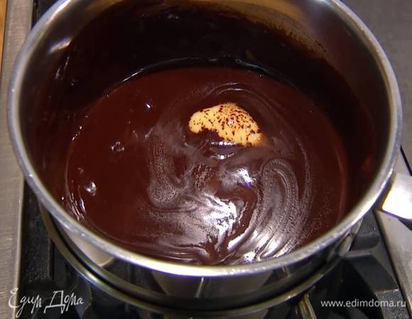 Шоколад поломать кусочками и вместе со 100 г сливочного масла растопить на водяной бане.