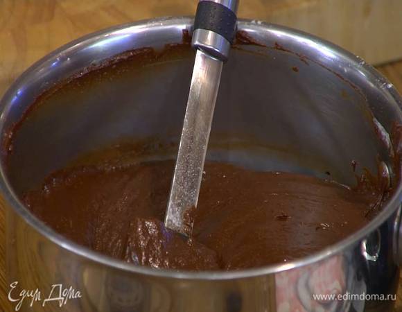 Муку, разрыхлитель и соль по очереди всыпать в шоколадно-яичную массу, затем влить молоко, 1/2 ч. ложки ванильного экстракта и вымешать лопаткой так, чтобы не осталось комочков.