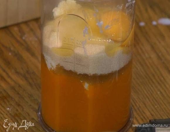 Тыквенное пюре соединить со сливочным сыром, добавить оставшийся сахар, яйцо, ванильный экстракт и взбить все погружным блендером.