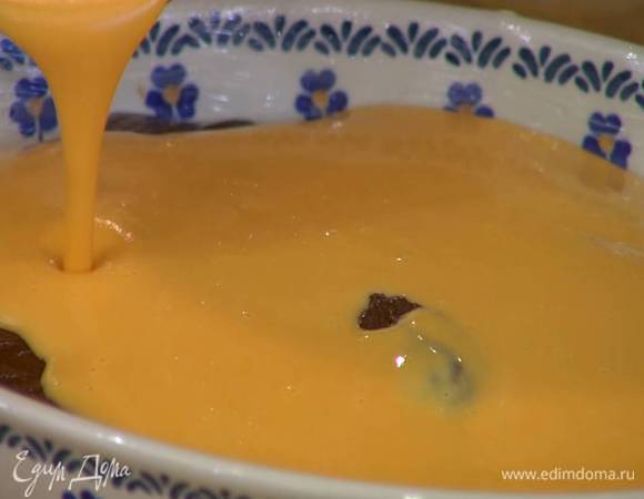 Жаропрочную керамическую форму смазать оставшимся сливочным маслом, равномерно выложить шоколадное тесто, сверху влить тыквенную смесь и по всей глубине сделать зубочисткой зигзагообразные узоры-разводы.