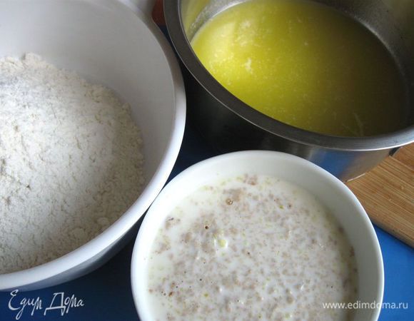 Масло растопить в сотейнике. Оно понадобится перед выпечкой.