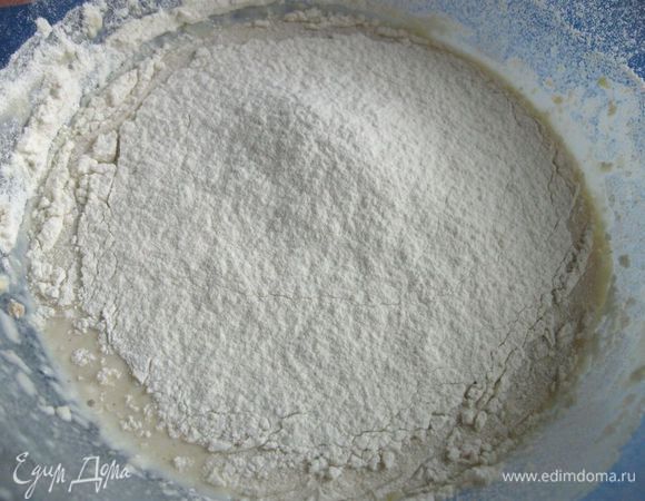  Добавить к молоку с дрожжами немного просеянной муки, чтобы была консистенция теста, как для блинов или оладий.