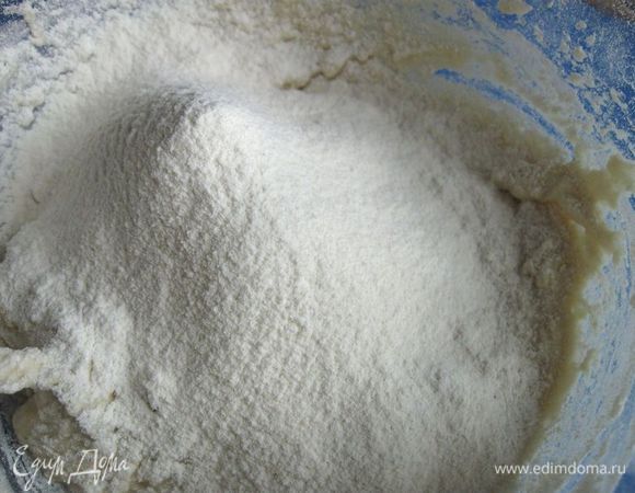 Добавить через сито оставшуюся муку.