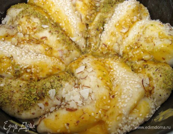 Через  25 — 30 минут от начала выпечки вынуть, аккуратно смазать кисточкой  полосками желтком (частично). Поставить в духовку. За 10 минут до готовности температуру духовки увеличить до 200°С. 