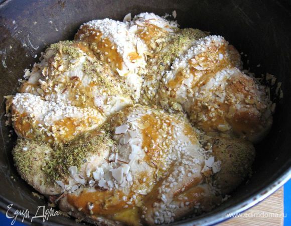 Выключить  духовку. Вынуть казан из духовки. Дать постоять немного (остыть до теплого состояния).
