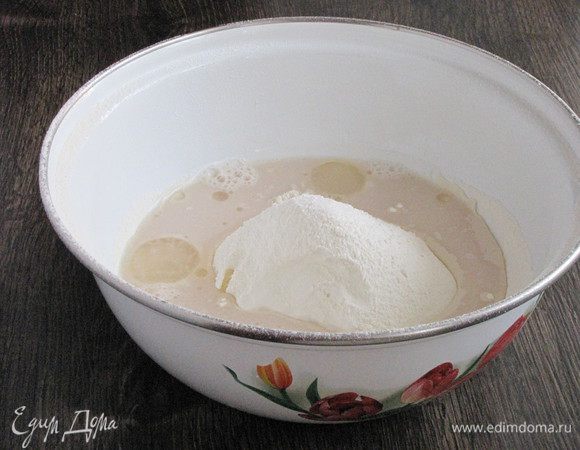 Просеять в миску муку, добавить соль, сахар, растительное масло, влить растворенные дрожжи. 