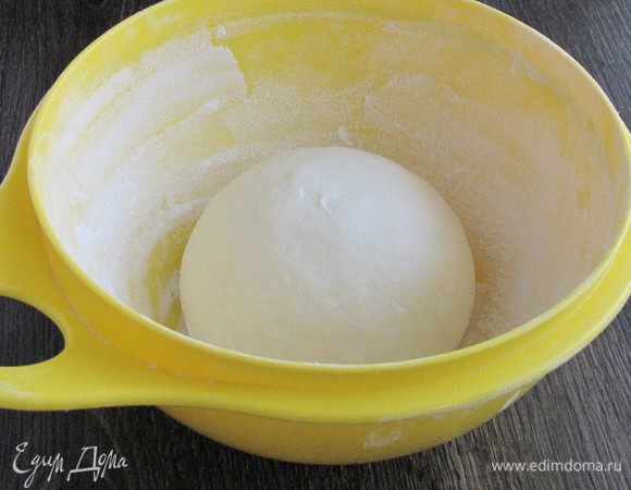 Замесить тесто. Тесто месить не менее 20 минут, оно должно быть мягким и не липнуть к рукам. Скатать тесто в шар, положить в миску, присыпанную мукой, и поставить в теплое место минимум на час, а лучше на два часа. Тесто должно увеличиться в два раза.