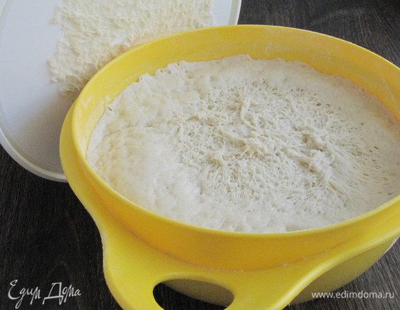 У меня тесто очень хорошо поднялось и прилипло к крышке, но это не страшно. 