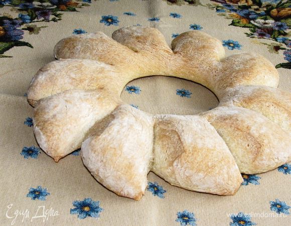 Выпекать в предварительно разогретой до 220°С духовке 10 минут. Затем убавить температуру до 200°С и выпекать еще 10 минут. Готовый багет накрыть полотенцем и оставить на некоторое время. 
Вот такой получился красавчик!