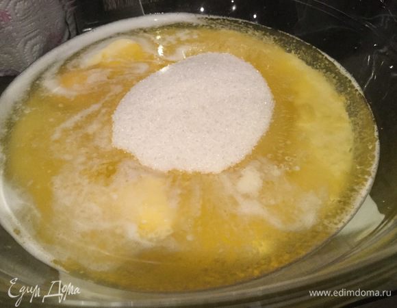 Духовку разогрейте до 170°С. 
Растопите сливочное масло, добавьте растительное масло, сахар, яйца и молоко. Взбейте венчиком до однородного состояния.