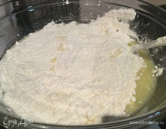 В отдельной миске смешайте муку, разрыхлитель и соль. Смешайте сухую и жидкую часть.