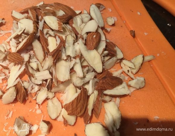 Добавьте в тесто рубленный миндаль.