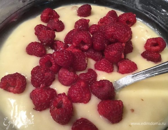 И малину. Аккуратно перемешайте.