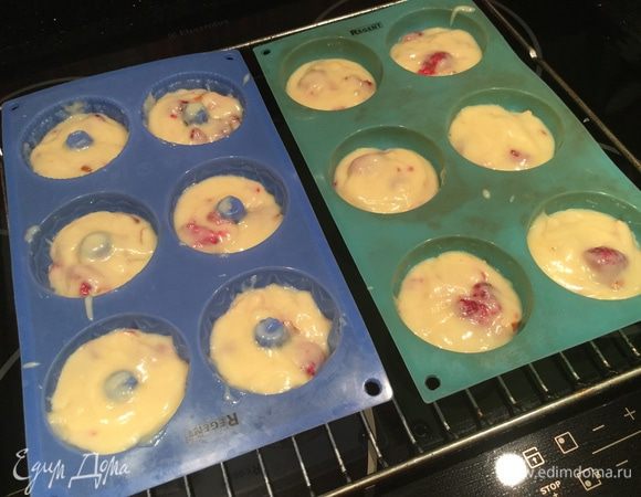 Формы для кексов наполните тестом на 2/3 части. Выпекайте в духовке около 20 минут, готовность проверьте зубочисткой.