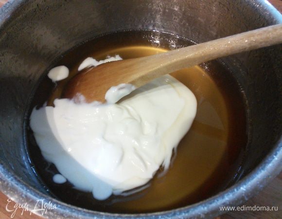 В это время займется начинкой и начнём с карамели. В сотейнике смешать сахар с водой и лимонным соком и помешивая довести до кипения. На среднем огне довести смесь до карамелизации. Когда карамель приобретает светло-золотистый оттенок, снимите с огня. Добавьте сметану и тщательно размешайте. На мой взгляд воды много, поэтому уварка долгая, примерно 30 — 40 минут. Думаю, что можно уменьшить количество воды в два раза.