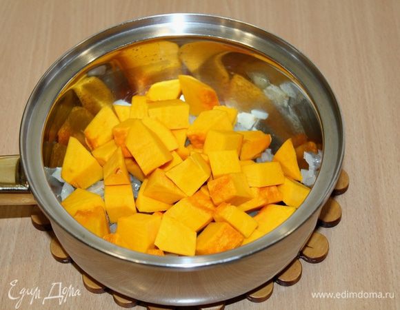 Добавить кубики тыквы, перемешать и тушить около 10 мин, периодически помешивая.
