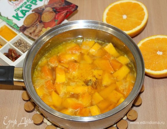 Влить апельсиновый сок, бульон( бульон добавляйте постепенно, в зависимости какой густоты вы хотите приготовить суп) , положить карри, куркуму и варить на маленьком огне 20 мин.