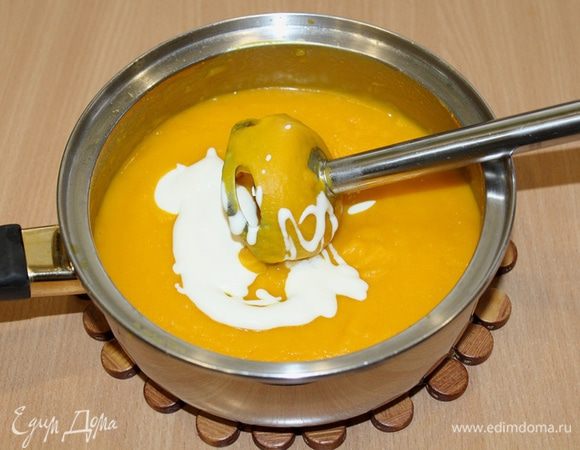 Суп измельчить блендером, добавить сливки.  Креветки обжарить на оливковом масле.