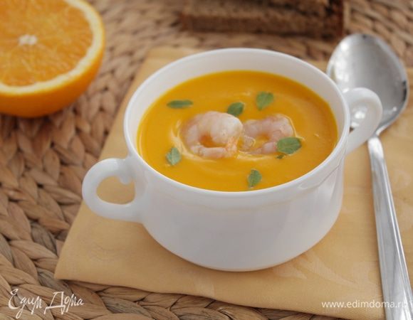 Суп разлить по тарелкам, в середину уложить креветки.