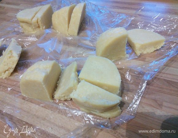 На посыпанной мукой поверхности тесто разделить на 6 частей. Каждую из них разделить на 1/3 и 2/3, то есть на большую и меньшую части. 