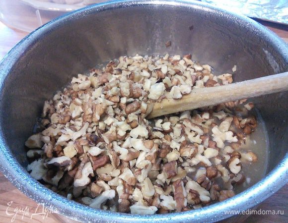 Ввести орехи, размешать. 