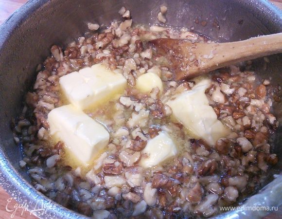 На последнем этапе вмешать масло до полного его растворения. Остудить начинку. У меня начинка охлаждалась в холодильнике. 