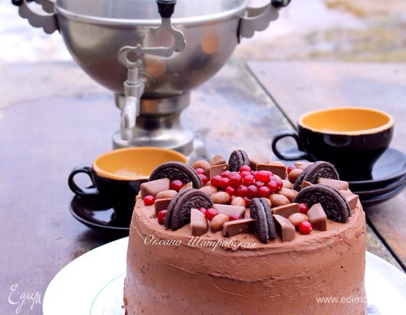 Верх и бока обмазать кремом, сверху полить оставшимся карамельным соусом. Поставить торт  в холодильник. Часов через 6 можно наслаждаться.