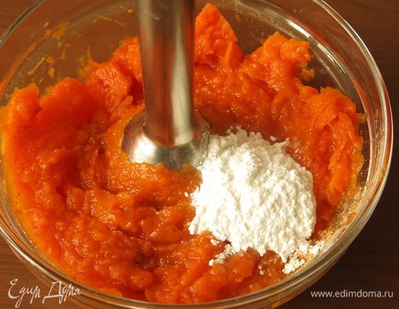 Измельчаем отваренную и остывшую тыкву с корицей и столовой ложкой сахарной пудры.