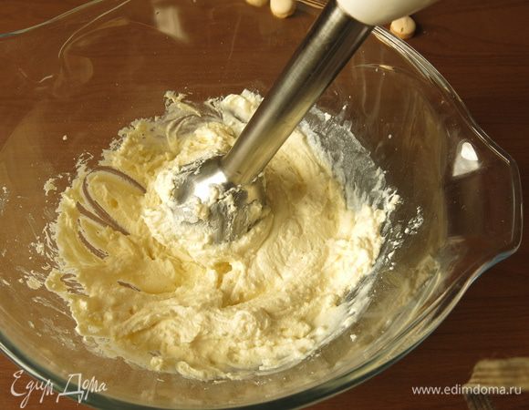 Взбиваем творог с двумя ложками сахарной пудры и сливками.