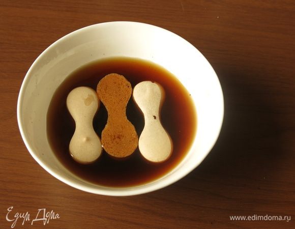 Завариваем кофе, даем остыть и опускаем на пару секунд печенье. Чуть-чуть кофе оставляем для украшения.