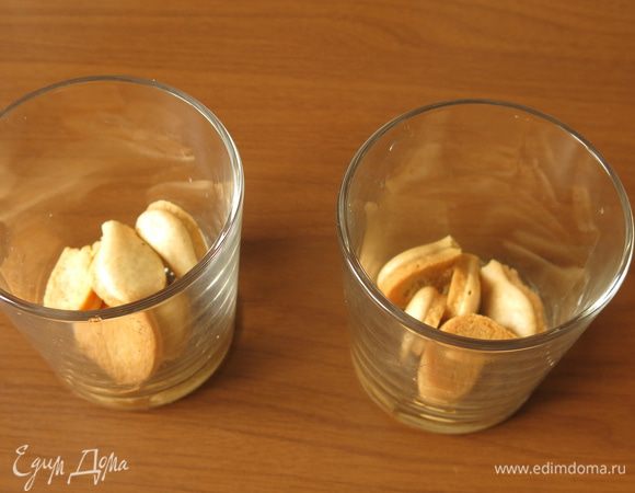 В стаканы кладем печенье, половину от общего количества. Стакан объемом 250 мл. Расчет продуктов на три порции.