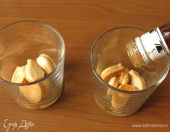 Наливаем сироп кленовый, пару капель.