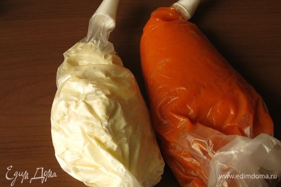 В кондитерские мешки помещаем оранжевую и белую массы.