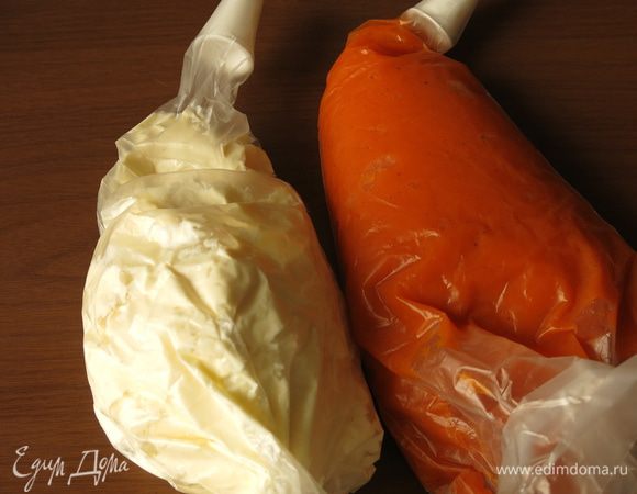 В кондитерские мешки помещаем оранжевую и белую массы.