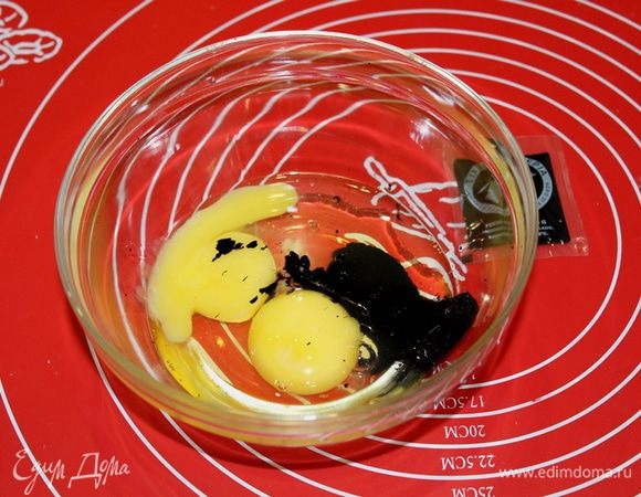 В миску разбить яйца, добавить оливковое масло и чернила каракатицы.