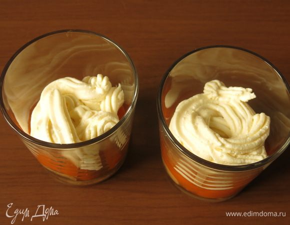 На тыкву сливочно-творожную массу.