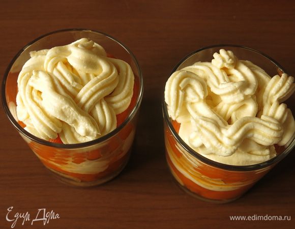 На верх — белую массу.