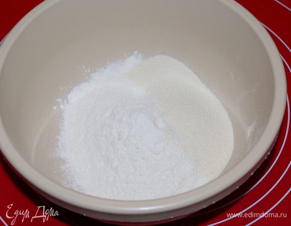 В отдельную миску поместить два вида муки.