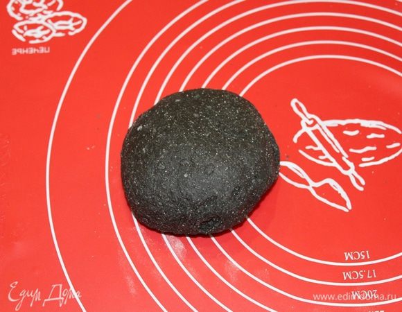 Затем замесить тесто руками. Завернуть тесто в целлофан и убрать в холодильник на 1час.