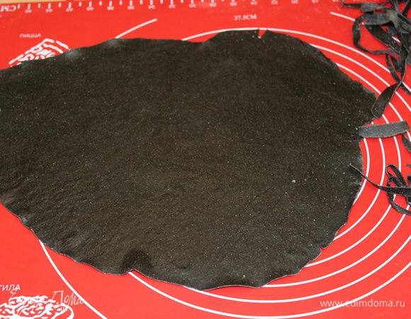 Отрезать часть теста и раскатать  в тонкий пласт (остальная часть должна находиться в пакете).