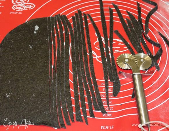 У меня нет машинки для пасты, поэтому я нарезала ее вручную.
Варится паста очень быстро. Просто опускаем ее в кипящую подсоленную воду, ждем 1 минуту после повторного закипания, и готово.