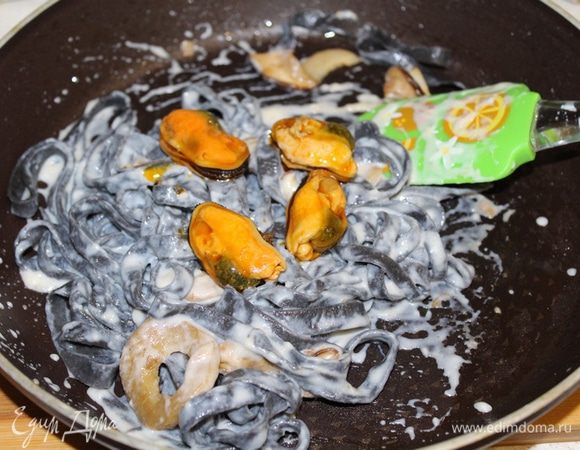 Перед тем, как отваривать пасту, необходимо приготовить сливочно-сырный соус. Нагрейте сливки почти до кипения, добавьте соль, перец, натертый сыр. Хорошо перемешайте, при необходимости доведите до загустения.
Сливаем воду, добавляем соус, обжаренные белые грибы, консервированные мидии в масле. Перемешать.И срочно употреблять!


