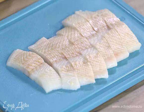 Рыбное филе нарезать полосками-пальчиками.